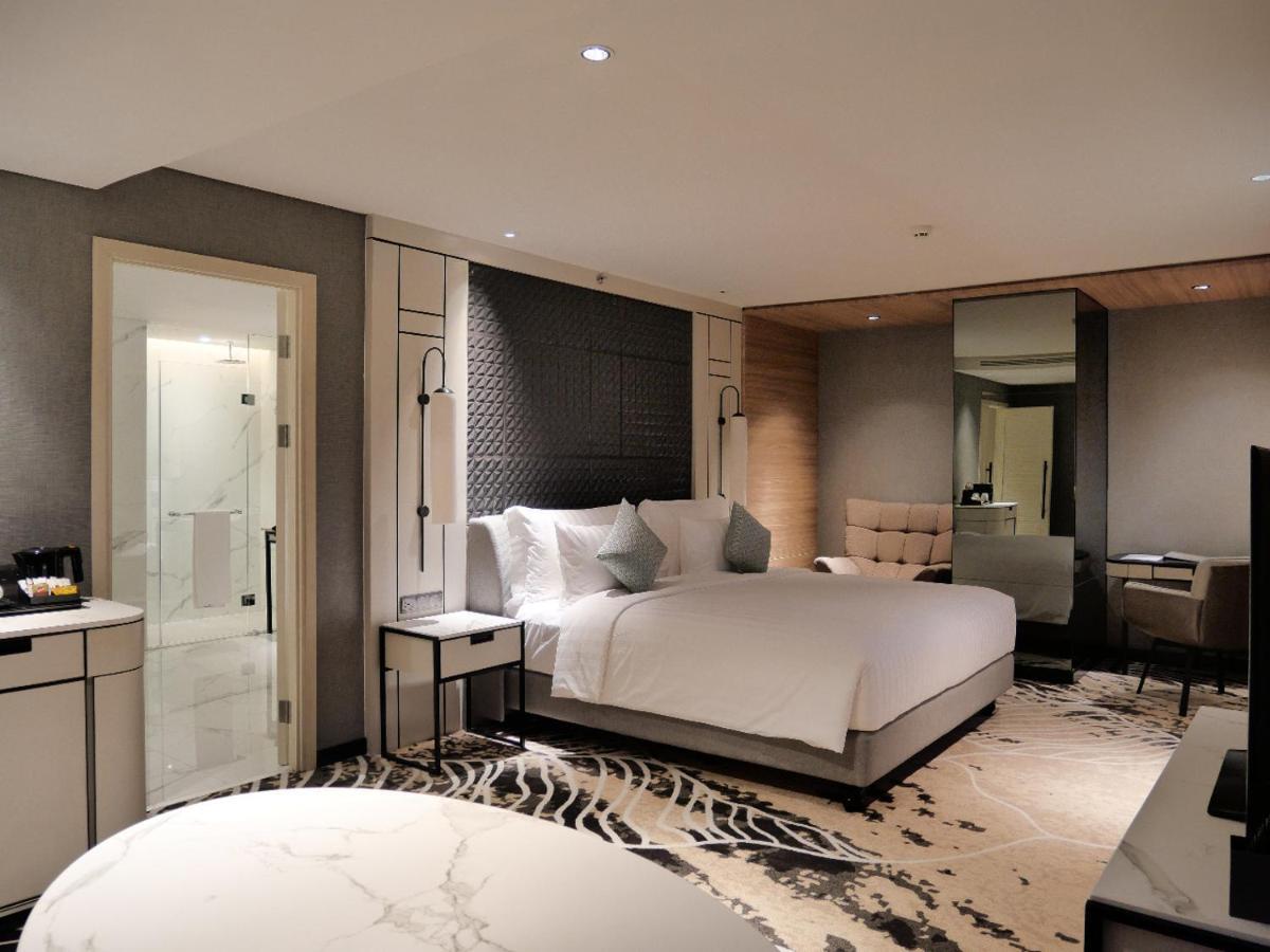 Movenpick Surabaya City Экстерьер фото