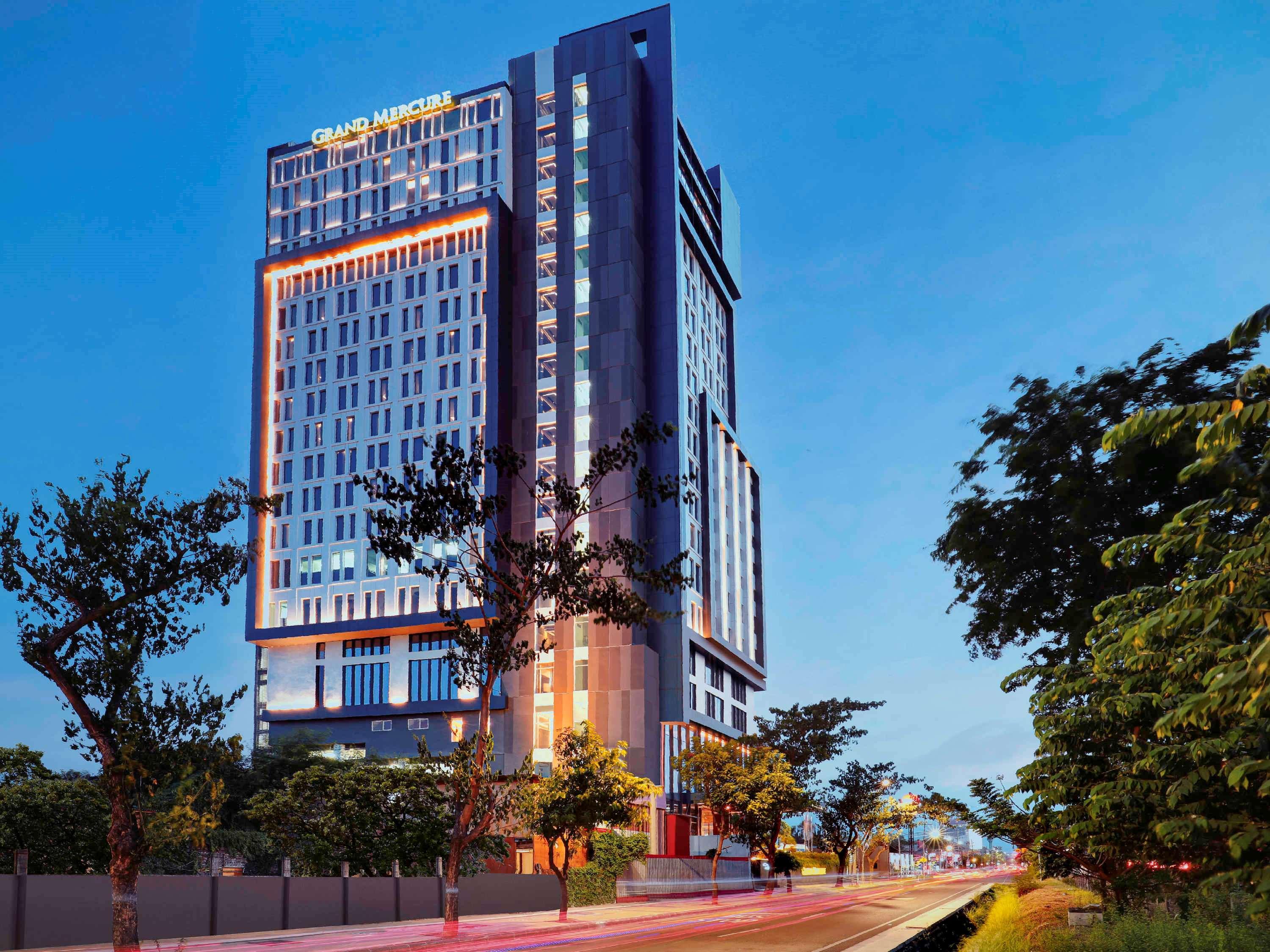 Movenpick Surabaya City Экстерьер фото
