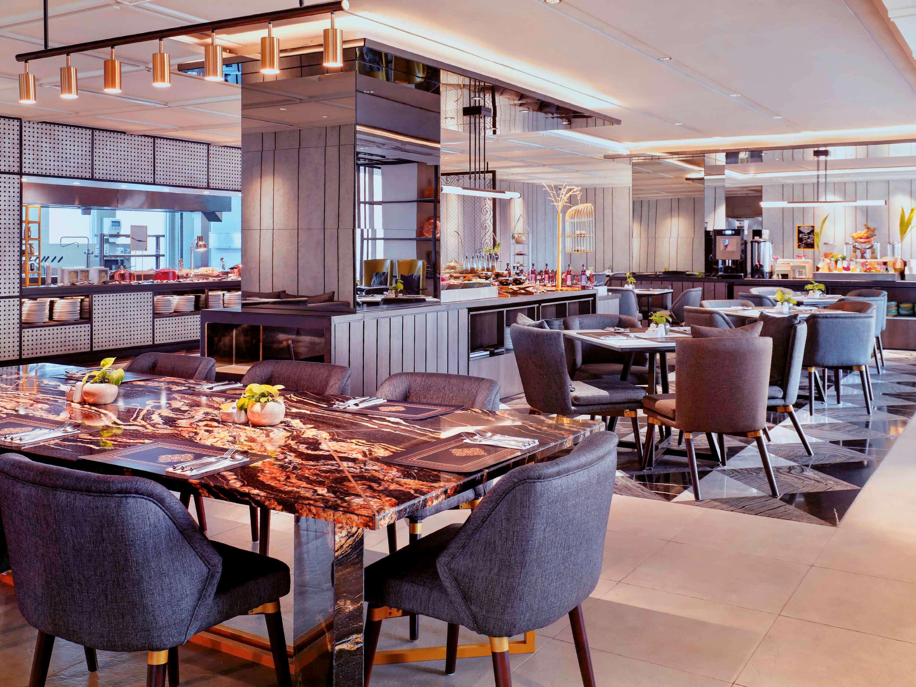 Movenpick Surabaya City Экстерьер фото