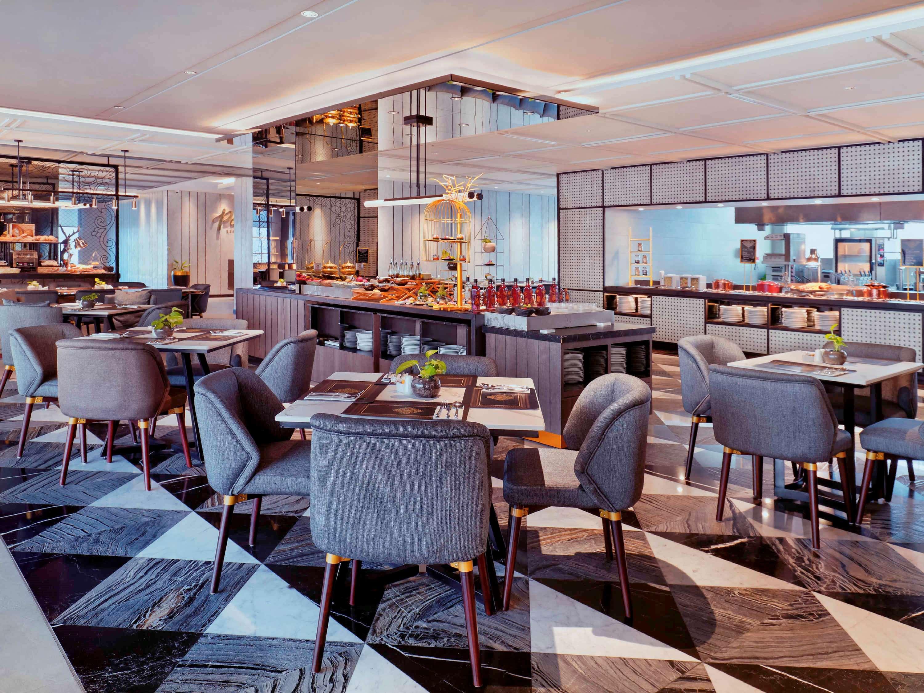 Movenpick Surabaya City Экстерьер фото