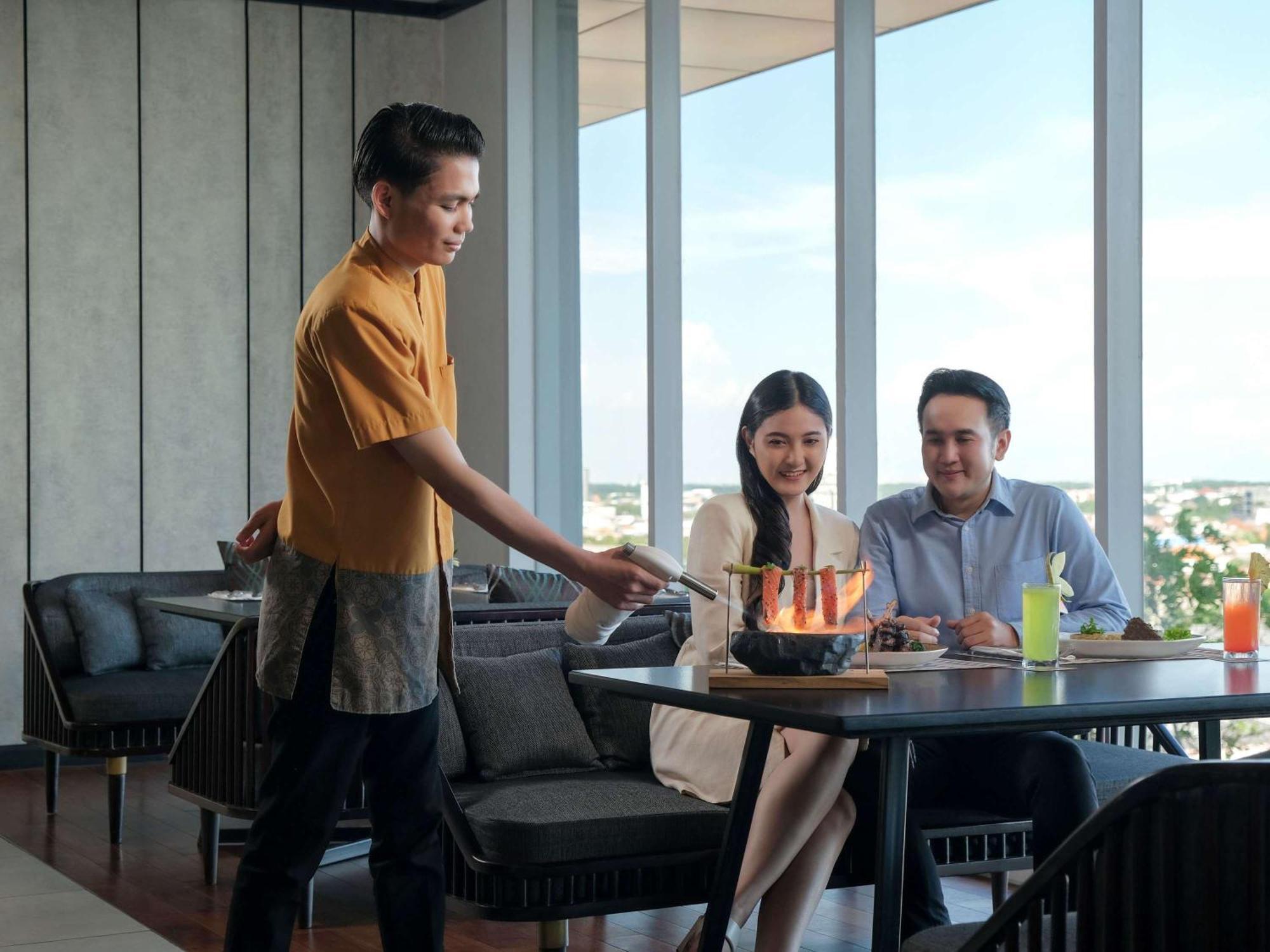 Movenpick Surabaya City Экстерьер фото