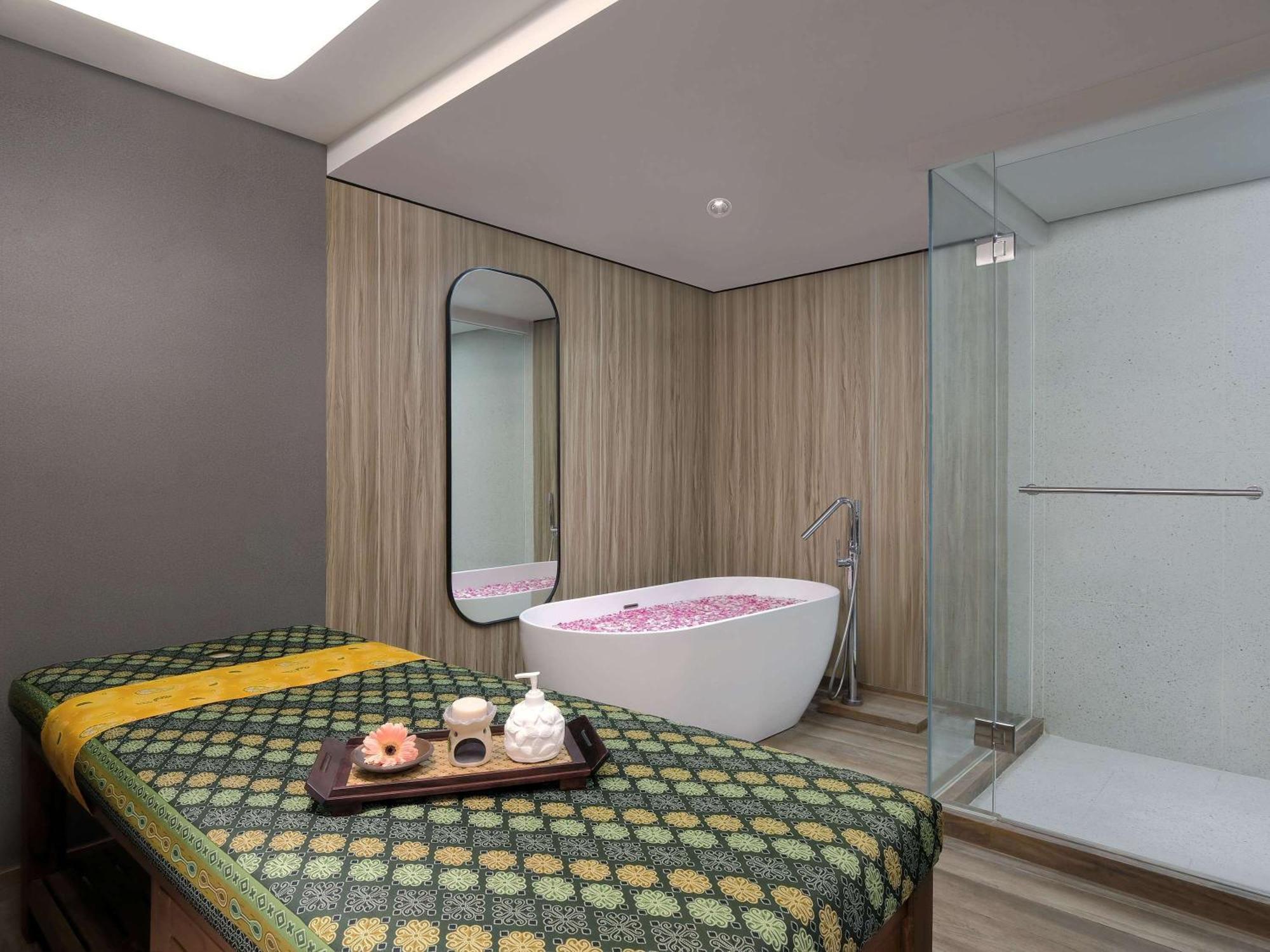 Movenpick Surabaya City Экстерьер фото
