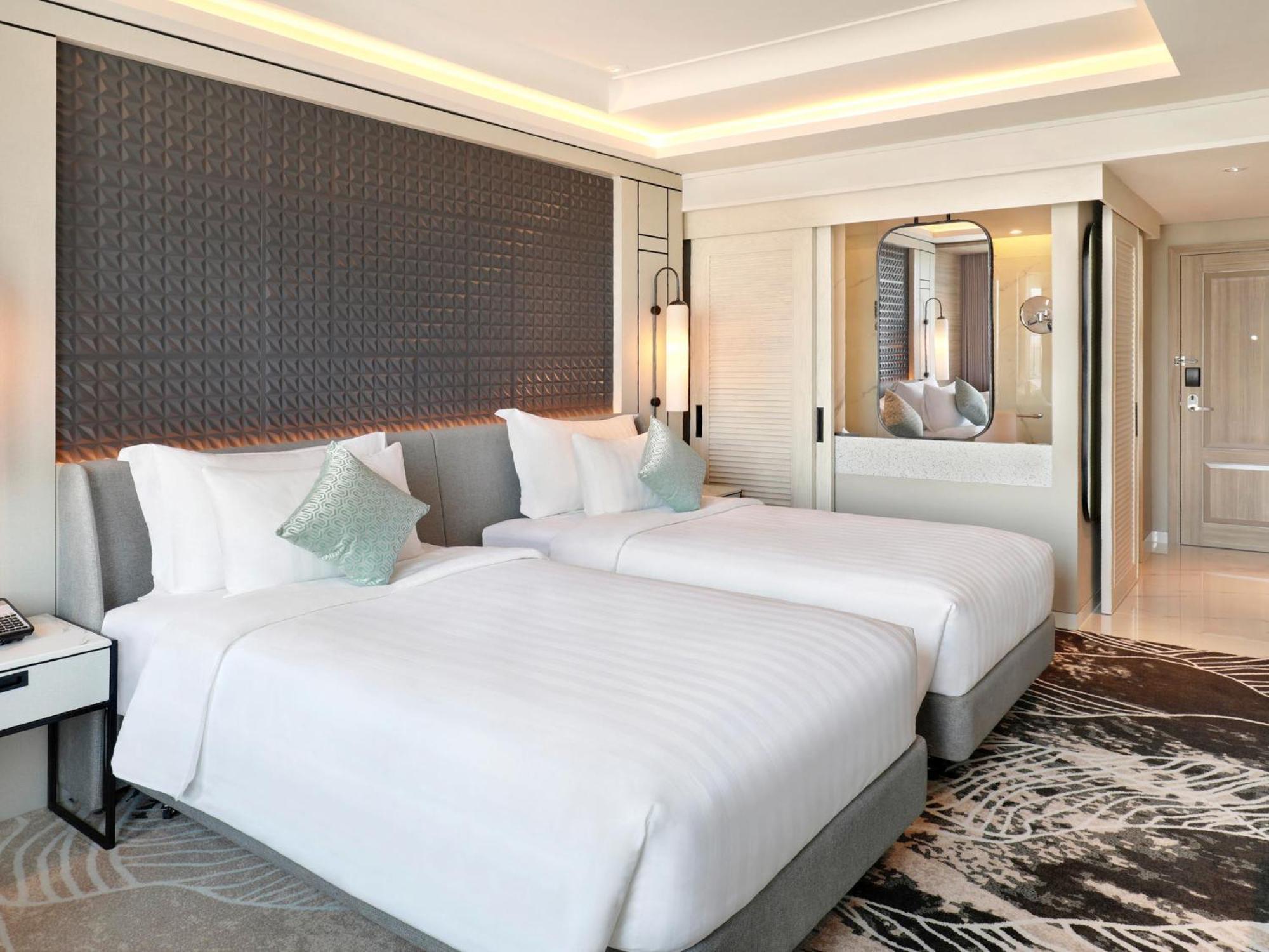 Movenpick Surabaya City Экстерьер фото