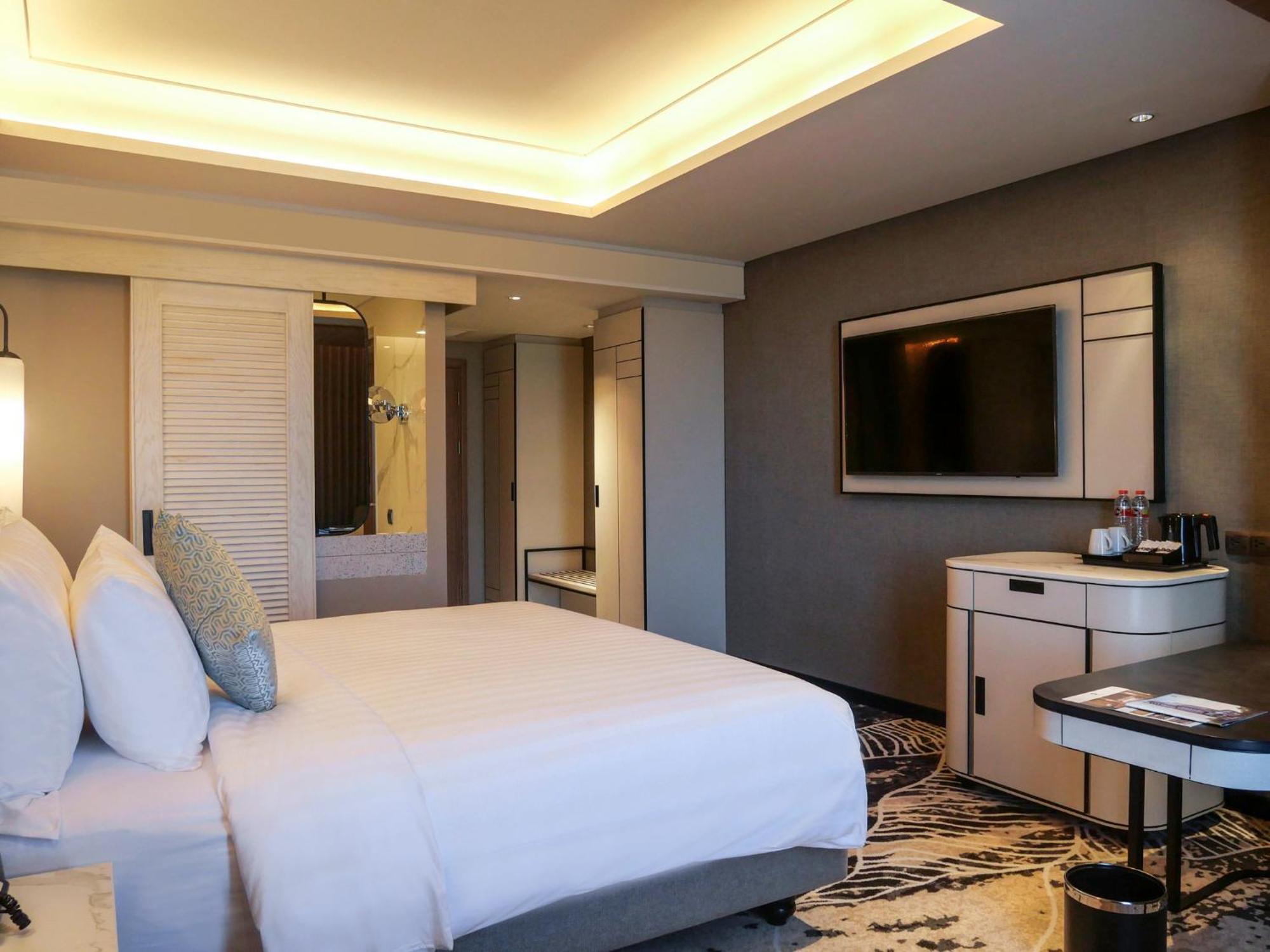 Movenpick Surabaya City Экстерьер фото
