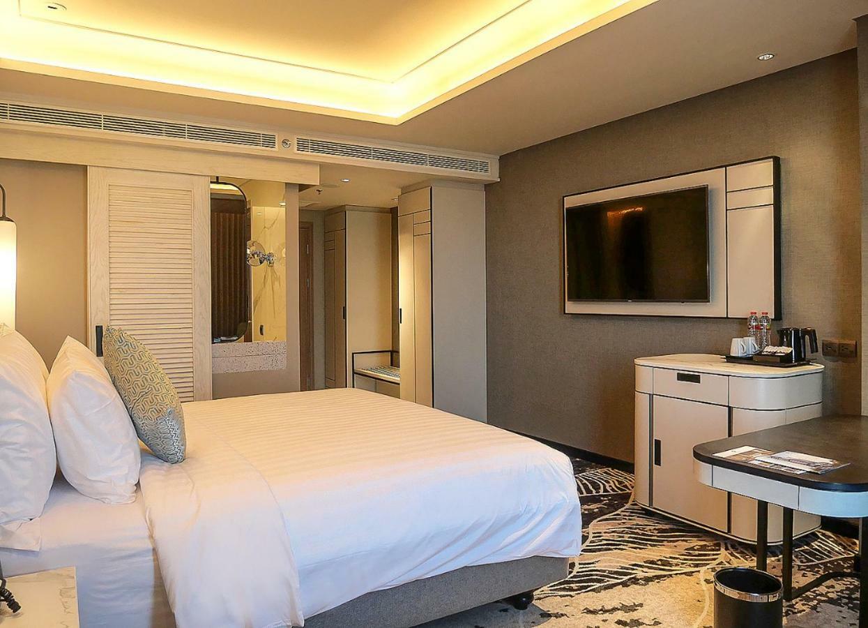 Movenpick Surabaya City Экстерьер фото